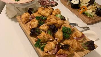 TĂ€gliches inbegriffenes FrĂŒhstĂŒcksbuffet