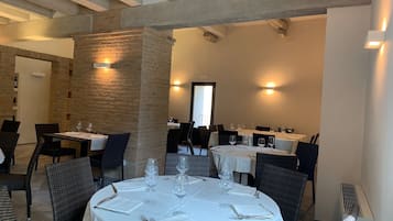 Petit déjeuner, déjeuner et dßner servis sur place