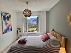 5 Schlafzimmer, Schreibtisch, Bügeleisen/Bügelbrett, Reisekinderbett