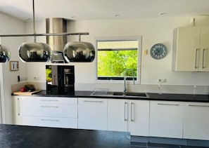 Geladeira, micro-ondas, fogão, cooktop