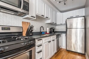 ثلاجة، ميكروويف، فرن، موقد طهي مسطح