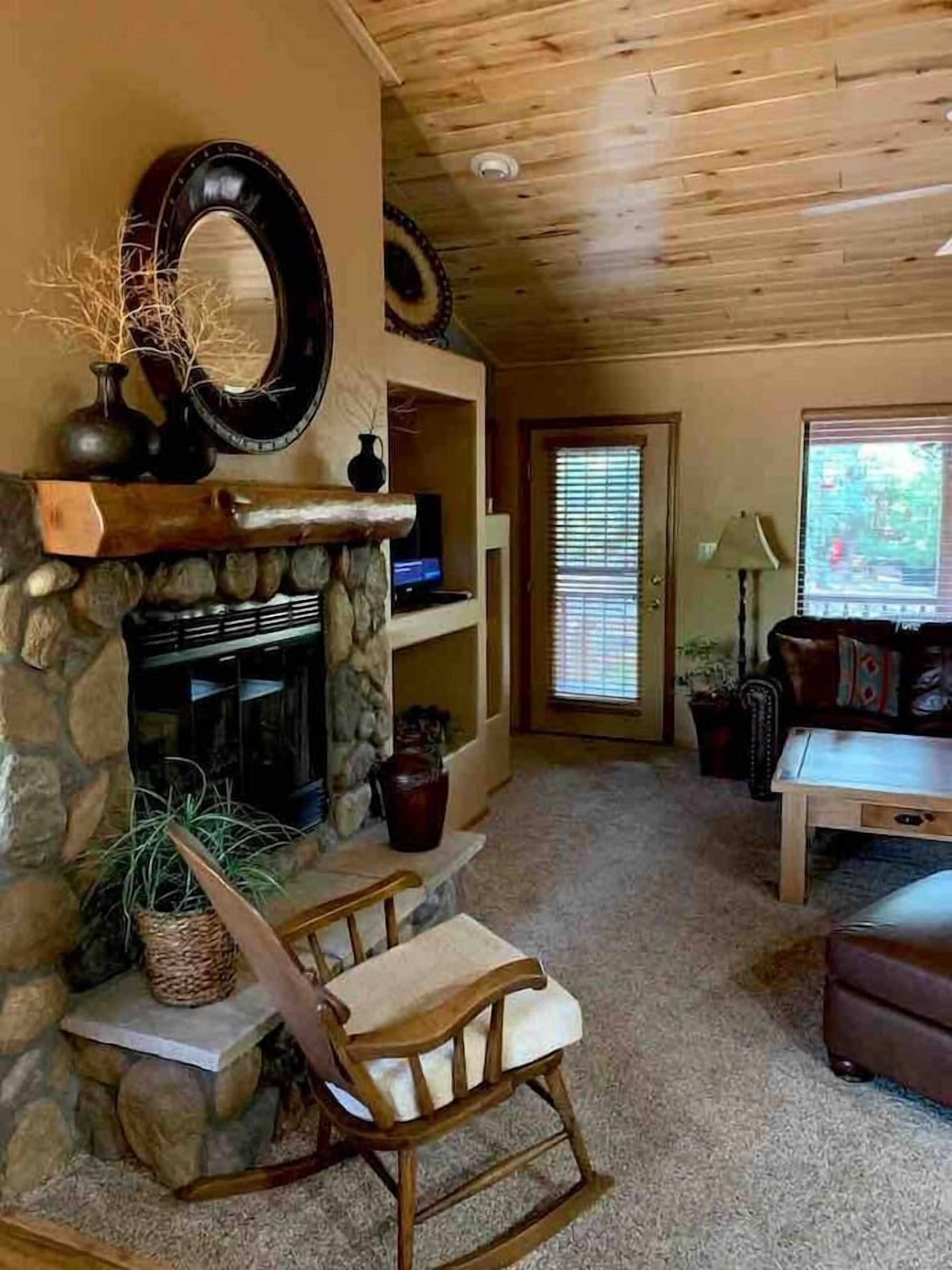 Fernseher, Kamin, DVD-Player