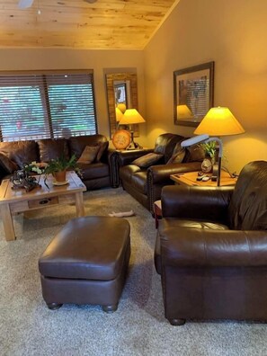 تلفزيون، مدفأة، مشغل دي في دي