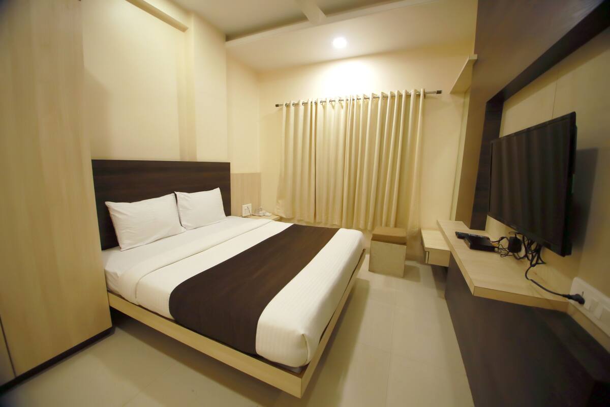 Standard Double Room, 1 Double Bed | Living room | Flat-screen TV