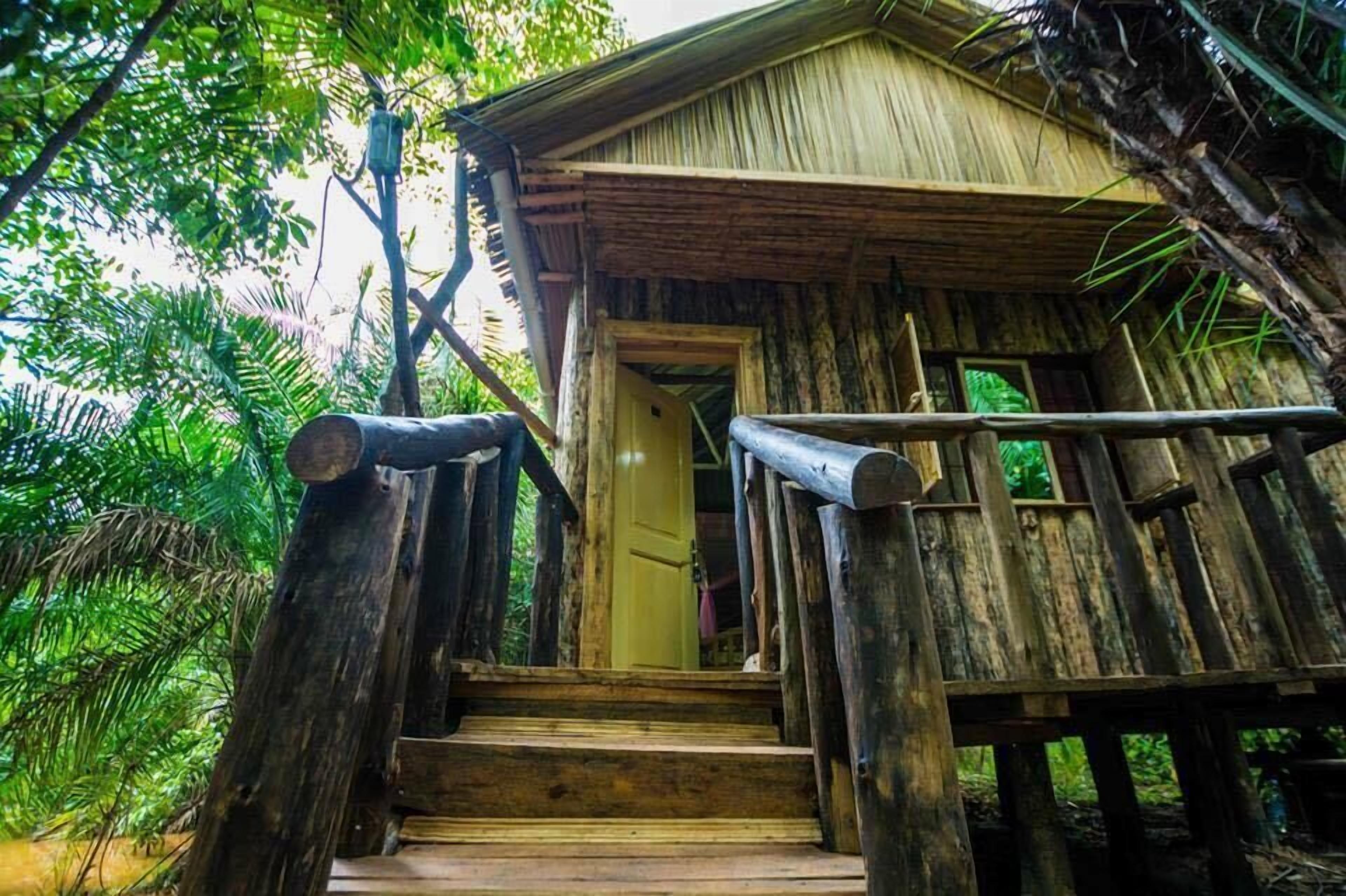 Premium bedding, individually decorated, individually furnished, desk