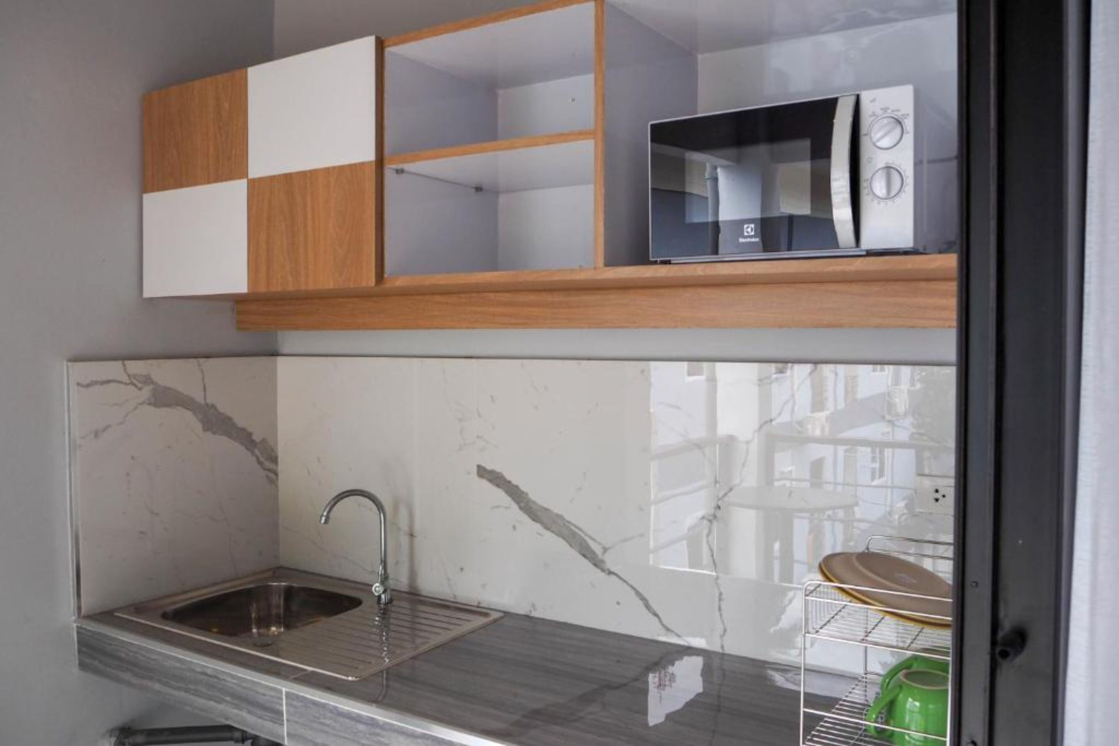 Escritorio, espacio para trabajar con laptop y cortinas blackout 
