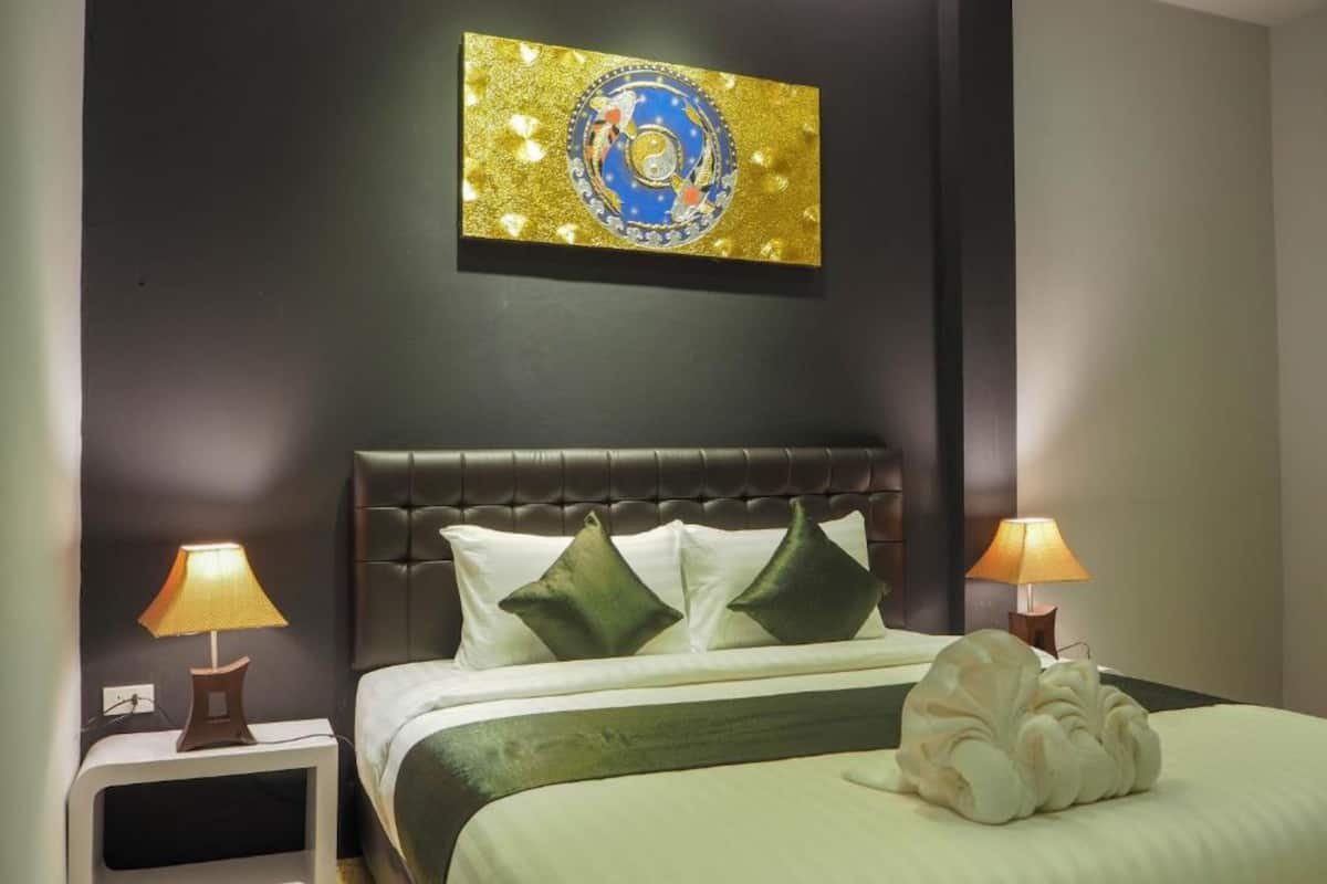Superior Room | Desk, laptop workspace, blackout drapes, free WiFi