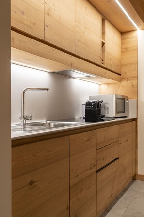 Réfrigérateur, four à micro-ondes, lave-vaisselle, cafetière-théière