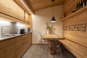 Réfrigérateur, four à micro-ondes, lave-vaisselle, cafetière-théière