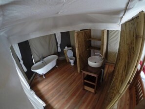 Deep soaking tub, rainfall showerhead, hair dryer, towels - Ntoroko Game Lodge (Ntoroko)