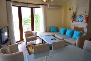 Villa | Wohnbereich | Flachbildfernseher