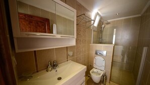 Villa, 6 Bedrooms | Bathroom | Soap, toilet paper