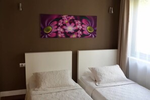 Cortinas blackout y tabla de planchar con plancha