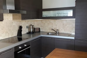 Refrigerador con freezer, microondas, horno, placa de cocina