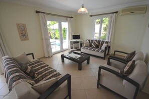 Villa | Wohnbereich | Flachbildfernseher