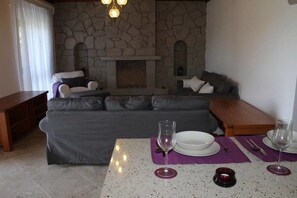 Villa, 4 Bedrooms | In-room dining