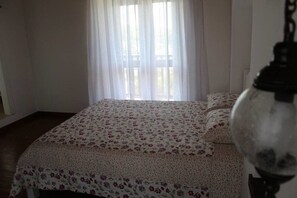 Villa, 4 habitaciones | Escritorio y espacio para trabajar con laptop