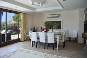 Villa, 5 habitaciones | Servicio de comidas en la habitación