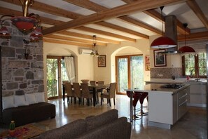 빌라, 침실 5개 | 거실 공간 | 평면 TV, 벽난로