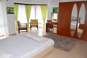 Villa, 4 Schlafzimmer | Schreibtisch, laptopgeeigneter Arbeitsplatz, Bettwäsche