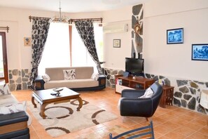 Villa, 4 Schlafzimmer | Wohnzimmer | LCD-Fernseher