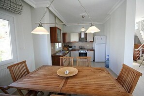 Villa, 4 Bedrooms | In-room dining