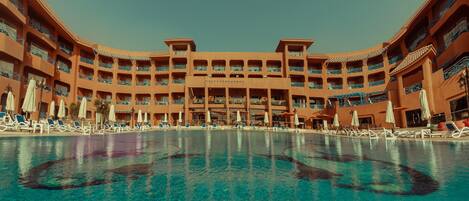 2 من حمّامات السباحة الخارجية