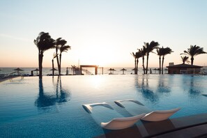 2 outdoor pools