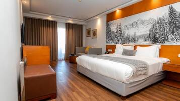 Chambre Double Deluxe, vue mer | Minibar, coffres-forts dans les chambres, fer et planche Ă repasser