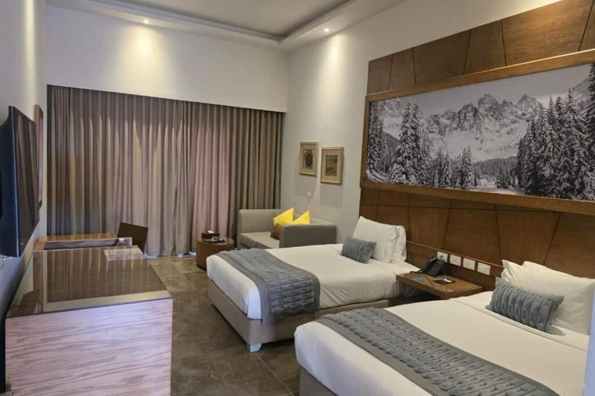 Deluxe Twin Room, Pool View | Minibar, in-room safe, iron/ironing board, bed sheets