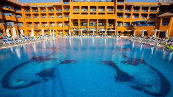2 piscines a l'aire lliure