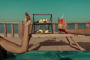 En la playa, sombrillas, toallas de playa, vóleibol de playa