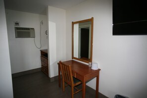 Traditional Single Room | 1 bedroom, desk, free WiFi, bed sheets - Royal Inn (Victoria)