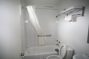 Ensemble douche/baignoire, savon, shampoing, papier toilette