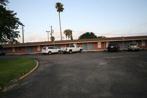 Exterior - Royal Inn (Victoria)