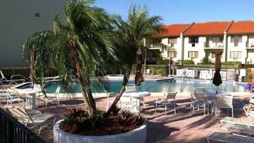 Alberca al aire libre y alberca climatizada