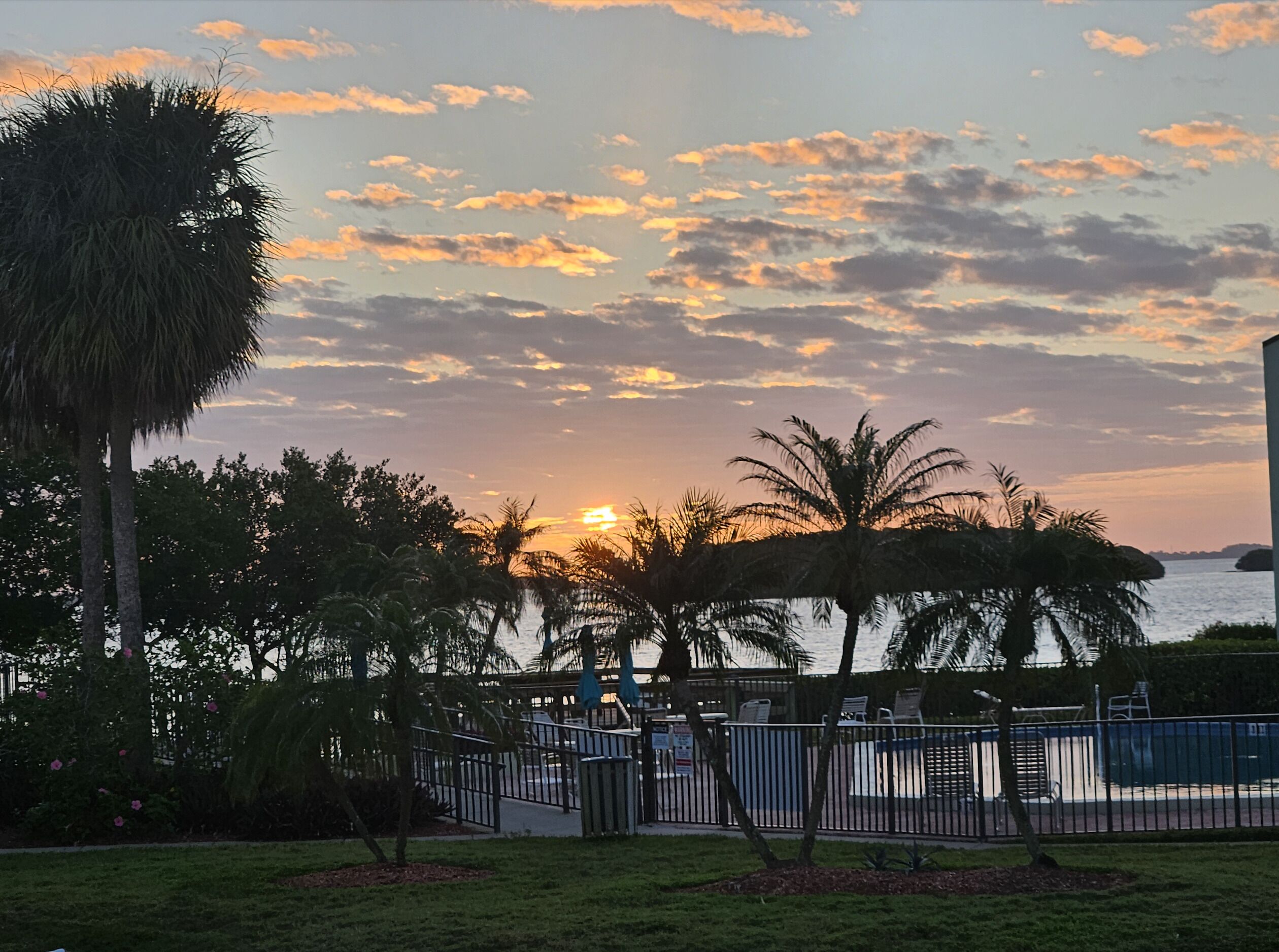 Waterfront Views 1 mile to Fort DeSoto & St Pete Beach! Fabulous Area, Low Rates