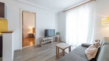 Apartment, Meerblick | Wohnbereich | 100-cm-Flachbildfernseher mit Digitalempfang