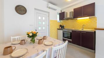 Apartamento, vista para o mar | Sala de jantar