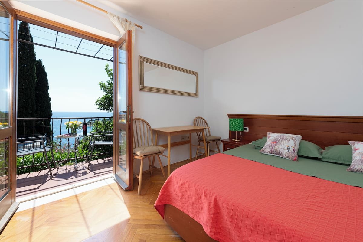 Habitación Deluxe doble, balcón, vistas al mar | Escritorio, wifi gratis, ropa de cama