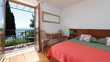 Dobbeltrom – deluxe, balkong, sjøutsikt | Skrivebord, wi-fi (inkludert) og sengetøy