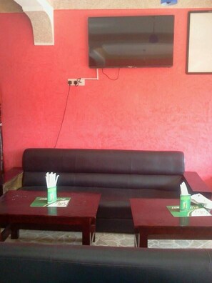 Free daily English breakfast - Capricorn Lounge (Kampala)