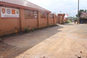 Free self parking - Capricorn Lounge (Kampala)