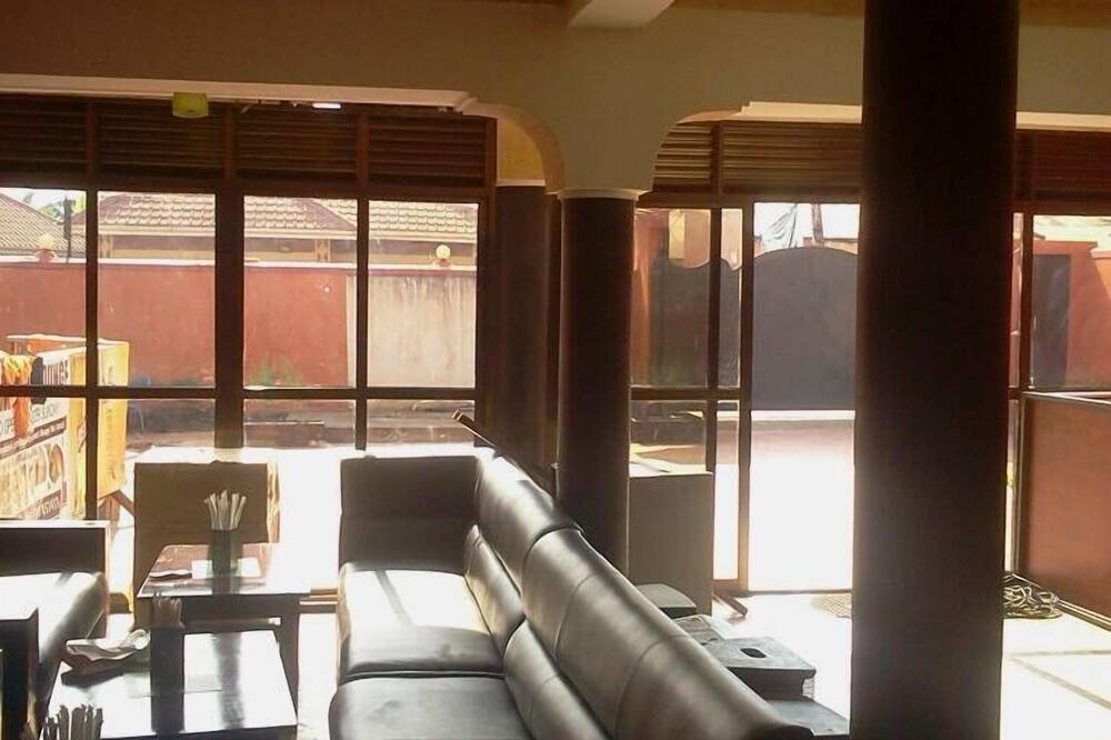 Capricorn Lounge