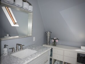 Kombination af bruser/badekar, håndklæder, Toiletpapir