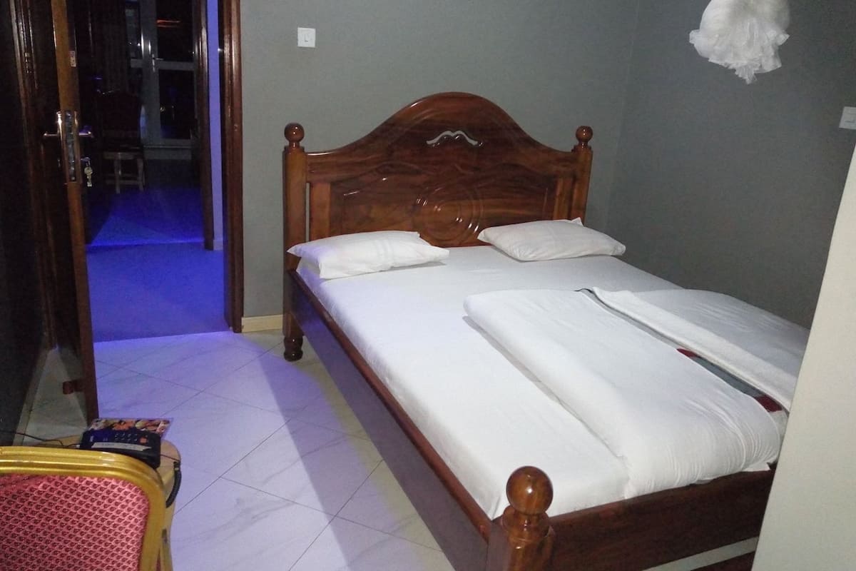 Ropa de cama de alta calidad, muebles diferentes y escritorio