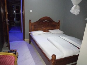 Quarto casal luxo | Roupas de cama premium, individualmente mobiliados, escrivaninha