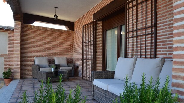 A patio with wicker furniture and a brick wall. - Two steps from Toledo and Las Barrancas de Burujón (Escalonilla)