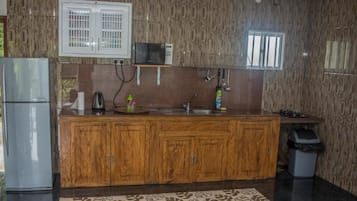 Villa, 2 chambres | Cuisine privée | Grand réfrigérateur, micro-ondes, four, plaque de cuisson
