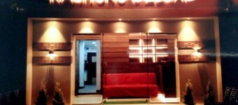 Rajhuns Deluxe Lodging